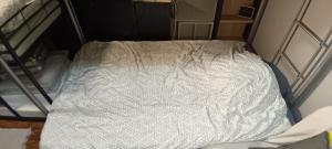 Postel nebo postele na pokoji v ubytování Bed in sharing room of 5 beds in sharing flat