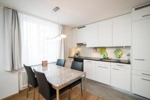 Kuchyň nebo kuchyňský kout v ubytování Chesa Quadrella