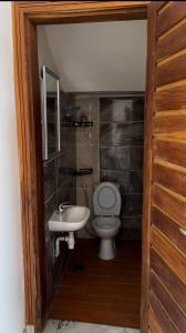 une salle de bains avec toilettes et lavabo dans l'établissement Tekrour- la case des hotes - Chambre individuelle avec piscine et terrasse, à Mbour