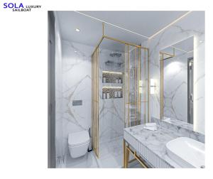 Un baño blanco con inodoro y lavabo. en Sola Dahabiya Nile Cruise Every Monday from Luxor to Aswan 4 nights and Every Friday from Aswan to Luxor 3 nights, en Luxor