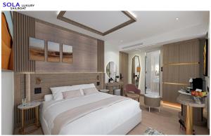 Un dormitorio con una gran cama blanca en una habitación. en Sola Dahabiya Nile Cruise Every Monday from Luxor to Aswan 4 nights and Every Friday from Aswan to Luxor 3 nights, en Luxor