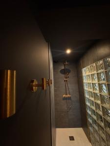 Ένα μπάνιο στο Le Secret by Clem