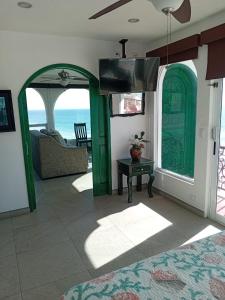 TV a/nebo společenská místnost v ubytování Casa Mar Verde - Oceanfront Penthouse - Pool & Jacuzzi