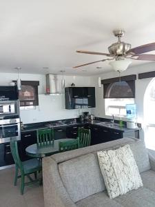 Kuchyň nebo kuchyňský kout v ubytování Casa Mar Verde - Oceanfront Penthouse - Pool & Jacuzzi