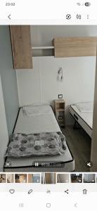 Una pequeña habitación con dos camas. en Eden mobilhome, en Canet-en-Roussillon