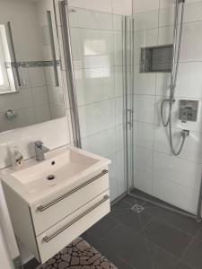 Koupelna v ubytování Ferienwohnung In Ruhiger Lage In Seenähe + 12 fotografií