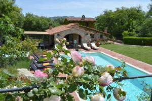 eine Villa mit einem Pool und einem Haus in der Unterkunft Sestuccia in Gaiole in Chianti