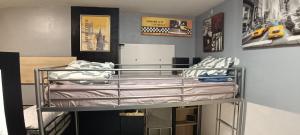 een kamer met een stapelbed in een kamer bij Chambre Privée Familiale 13m2 in Le Kremlin-Bicêtre