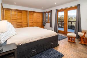 Ένα ή περισσότερα κρεβάτια σε δωμάτιο στο Hilltop Luxury Yosemite Retreat with Spa, Pool, Views