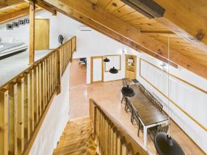 Η κουζίνα ή μικρή κουζίνα στο Hilltop Luxury Yosemite Retreat with Spa, Pool, Views