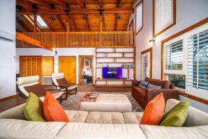 Χώρος καθιστικού στο Hilltop Luxury Yosemite Retreat with Spa, Pool, Views