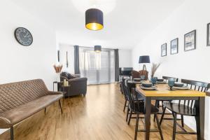 a living room with a table and a couch at Luxury 2Bed Spacious Apartment- City Centre- Free Parking in Birmingham +17 photos
