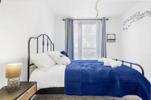 a bedroom with a blue and white bed with stuffed animals on it at Luxury 2Bed Spacious Apartment- City Centre- Free Parking in Birmingham