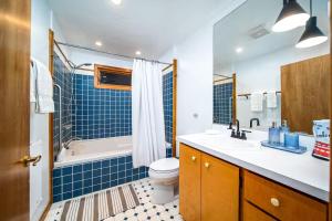 Ένα μπάνιο στο Hilltop Luxury Yosemite Retreat with Spa, Pool, Views +50 φωτογραφίες