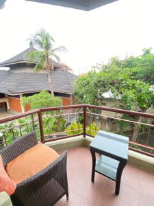 un patio avec une table et des chaises sur un balcon dans l'établissement Thomas Coastal Apartment at Jayakarta Residence, à Seminyak