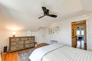 Postel nebo postele na pokoji v ubytování Main Street Elkin Retreat Home with Backyard Oasis