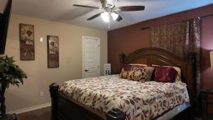 麦卡伦Spacious 4BR 3Baths Near Airport and La Plaza Mall的带床和吊扇的卧室