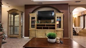 麦卡伦Spacious 4BR 3Baths Near Airport and La Plaza Mall的客厅里设有带电视的大型娱乐中心