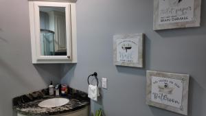 麦卡伦Spacious 4BR 3Baths Near Airport and La Plaza Mall的浴室里有洗手池和镜子 更多40张照片