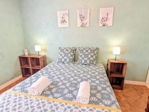 ein Schlafzimmer mit einem großen Bett mit zwei Nachttischen in der Unterkunft Villa Mousse, Maison 4Ch 6 Lits à 17 min du Futuroscope in La Celle-sous-Gouzon