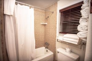 Un baño de Family Getaway Near Yosemite - Downtown Mariposa