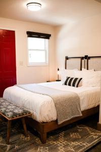 Una cama o camas en una habitación de Family Getaway Near Yosemite - Downtown Mariposa