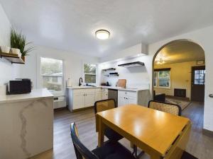 Una cocina o cocineta en Family Getaway Near Yosemite - Downtown Mariposa 10 fotos más