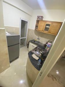 una cocina con encimera en el medio de una habitación en Gzenaya, en Tánger
