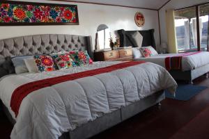 une chambre avec un grand lit et une fenêtre dans l'établissement Uros Titicaca Floating Bed, à Puno