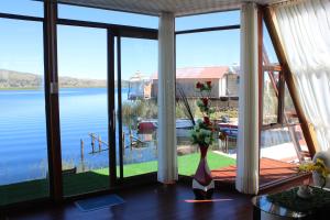 - un salon avec vue sur l'eau dans l'établissement Uros Titicaca Floating Bed, à Puno
