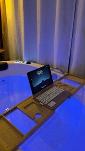 Μια τηλεόραση ή/και κέντρο ψυχαγωγίας στο Chales Mirante Pedra Selada