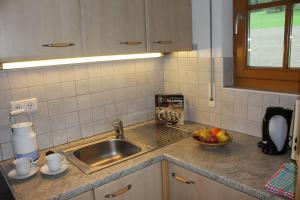 Kuchyň nebo kuchyňský kout v ubytování Gemütliche Ferienwohnung Für Zwei Personen