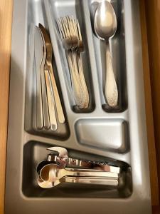 ein Tablett mit silbernen Utensilien in einer Schublade in der Unterkunft Затишна однокімнатна квартира Глеваха in Glevakha + 8 Fotos