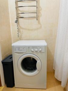 eine Waschmaschine und ein Trockner in einem kleinen Raum in der Unterkunft Затишна однокімнатна квартира Глеваха in Glevakha