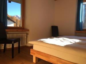 Postel nebo postele na pokoji v ubytování Chesa Madragena + 1 fotografie