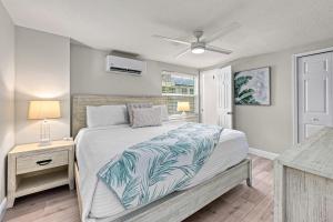 een slaapkamer met een bed en een plafondventilator bij Mimosa - 5251B in Siesta Key +49 foto's