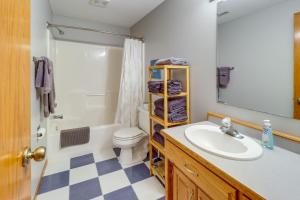 Vannituba majutusasutuses Work and Play Pet-Friendly Fargo Home 6 Mi to Dtwn +21 fotot