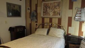Una cama con dos almohadas encima en un dormitorio. en The Historic Argo Hotel, en Crofton