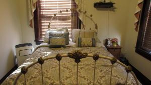 Un dormitorio con una cama grande con ventana. en The Historic Argo Hotel, en Crofton