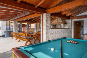 Τραπέζι μπιλιάρδου στο Villa Suzanne +32 φωτογραφίες