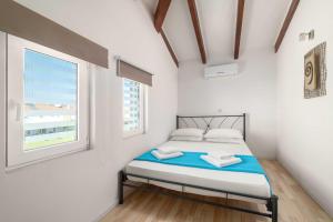 een slaapkamer met een bed en een raam bij Haus In Kolympia Mit Garten Und Bergblick in Kolimbia