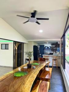 ein Esszimmer mit einem großen Holztisch mit Bänken in der Unterkunft Pool • Game Room • Fire Pit • Resort Access in Los Cóbanos