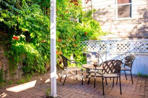 three chairs and a table on a patio at Charming Yosemite Basecamp - Walk to Downtown in Mariposa
