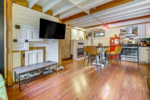 Η κουζίνα ή μικρή κουζίνα στο Hot Tub, Trails and Tranquil Views! Cozy SeaTac Spot