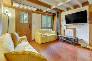 Μια τηλεόραση ή/και κέντρο ψυχαγωγίας στο Hot Tub, Trails and Tranquil Views! Cozy SeaTac Spot