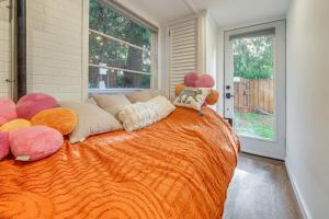 Ένα ή περισσότερα κρεβάτια σε δωμάτιο στο Hot Tub, Trails and Tranquil Views! Cozy SeaTac Spot