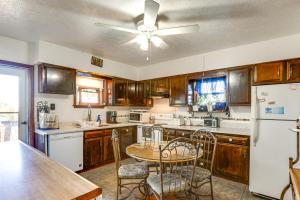 Η κουζίνα ή μικρή κουζίνα στο 5 Mi to the Jumonville Cross Home with Fenced Yard