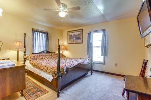 Ένα ή περισσότερα κρεβάτια σε δωμάτιο στο 5 Mi to the Jumonville Cross Home with Fenced Yard