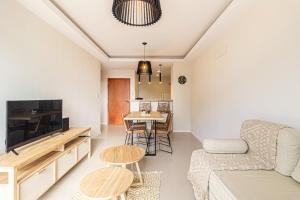 a living room with a couch and a tv and a table at Departamento parque Saavedra in La Plata