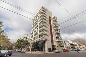 a tall building on the corner of a street at Departamento parque Saavedra in La Plata